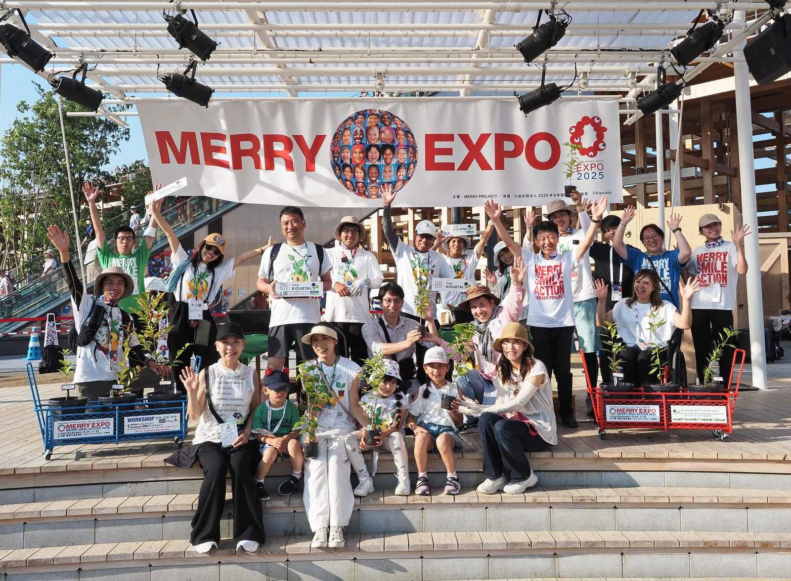 MERRY EXPOのステージに集まった参加者