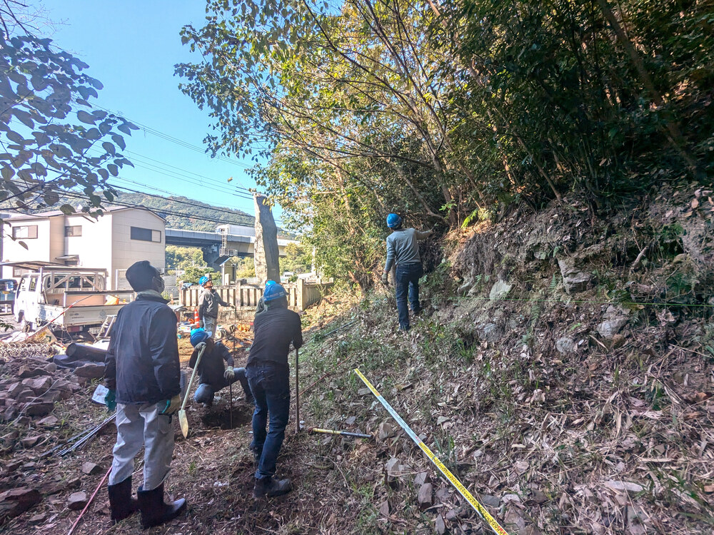 山中渓の斜面で、作業範囲を測りながら準備を進める関係者
