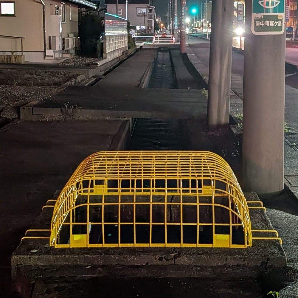 富山市内に設置されたスイロクンの夜間の様子