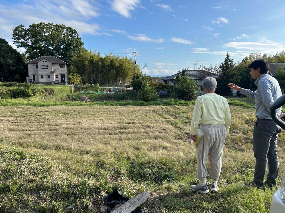 現地を訪れ、農地の状況やお困りごとを確認